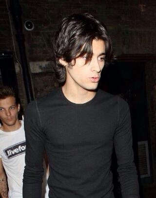 morando na coxa do harry atualmente