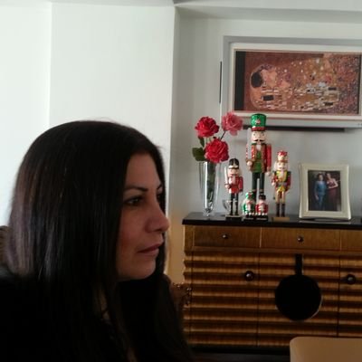 Detallista, curiosa, cariñosa, sensible. Apasionada de la fórmula1
