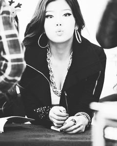 Me suelo perder en su bella forma de sonreír.No se hace a la idea de cuanto la amo,la amo demasiado,eso se queda corto @HyeMin_YIR ❤ (02-11-14) Mi niña ❤
