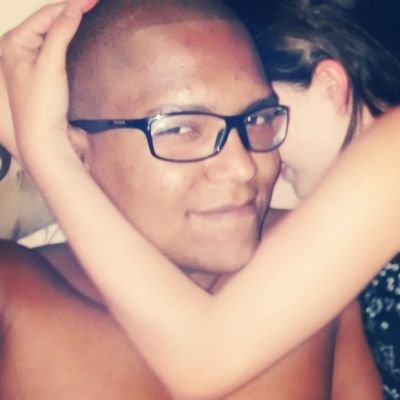 Eli e Negro de pele chocolate cerca de um metro e setenta tem olhos negros a e ele também e Negro.