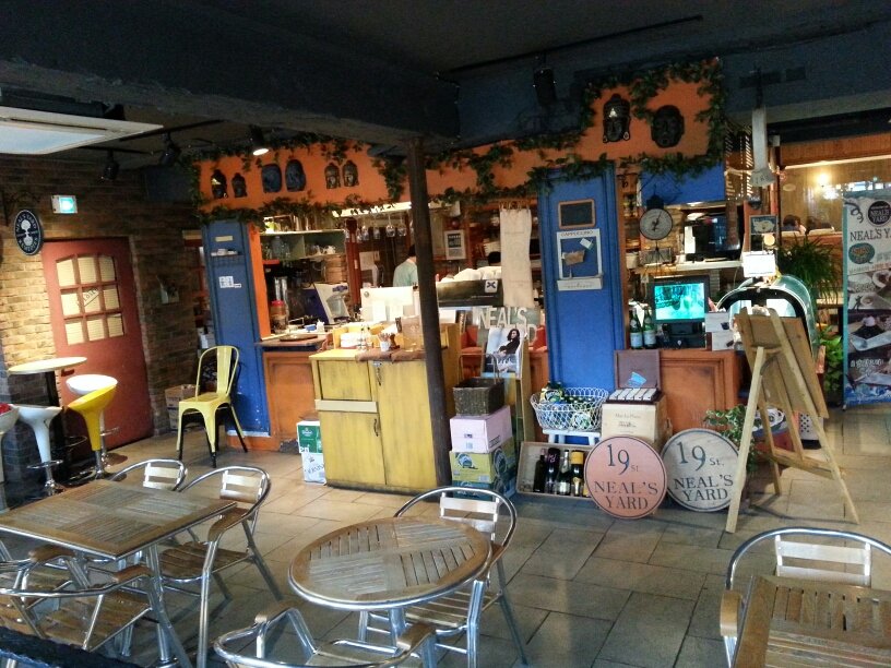 RangWriter's profile picture. 세상을 바꾸고, 사람들의 마음을 움직이는 방송을 만들고 싶은 방송작가입니다. 웃으면서도 가슴 찡한, 슬프면서도 미소 지을 수 있는 멋진 예능의 세계로!