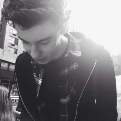 Can you follow @pxnkedirwin please cutie ? And tweet her pics of Calum maybe ?