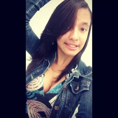 Meiga , chorona , carinhosa , ama dançar , ama sorrir , sincera , ignorante , gosta de atenção , ama tirar foto ,adora receber carinho , ama ser valorizada ..
