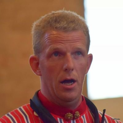 Chauffeur bij XL Sterrenburg en zanger van de Urker Mans Formatie en CWM de Gouwestem.