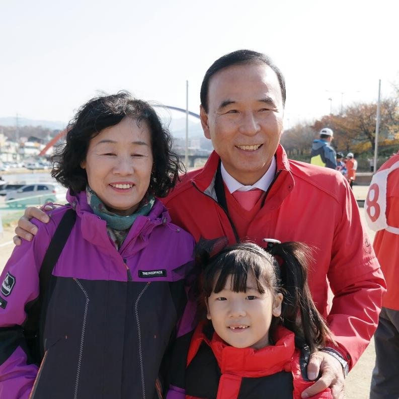 세상 사람과 더불어, 함께 더 크겠다는 마음을 가지고 있는 더큼이입니다.
제19대 국회의원(새누리당/충북 보은, 옥천, 영동)
새누리당 충청북도당 위원장
전)대한전문건설협회 중앙회 회장