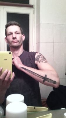 Gelernter Dachdecker Zimmermann,arbeite als Isolierer oder auch Kühlhausbauer . Bin Singel lebe alleine, keine Kinder leider. Und will ned mehr Singel sein.