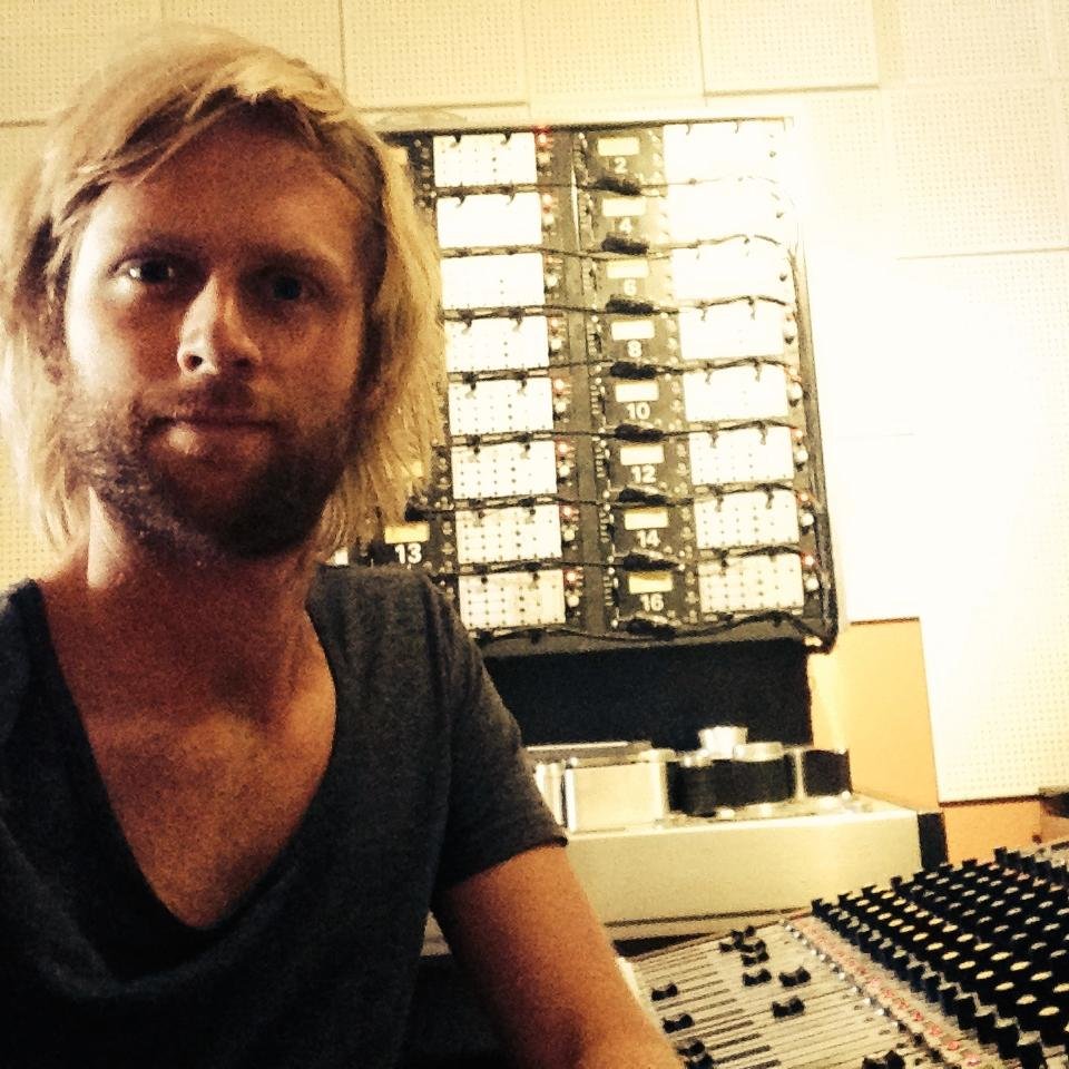 Analogue audio Producer @ TILEHOUSE STUDIOS & Toe Rag Studios. Writing & Playing in ethereal pop band @gypsyfingers