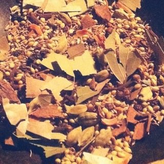 ターメリック色の謀反。まさら地下は南アジアを作るひと。いろんなとことで。Turmeric Colour Rebellion. Masala Underground is a man who cooks southern asian cuisine everywher.