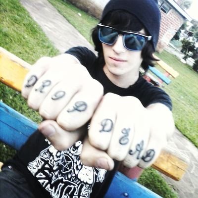 Meu estilo(Screamo),,tenho 16 anos,,moro em passo fundo RS, toco guitarra e violao, meu gosto musical e rock...Sou muito timido mas sou legal...