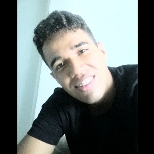 a felicidade n se resume apenas nas pessoas, mas sim nas suas escolhas e maneira de ver como a vida eh!!