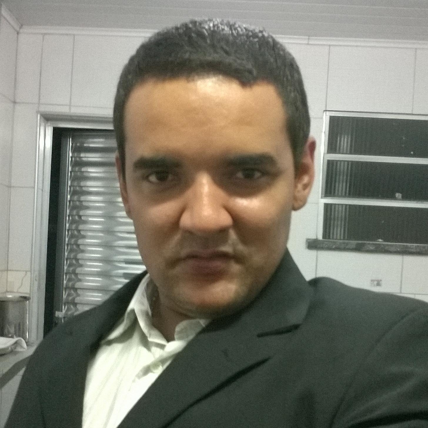 Sou legal, simpático , comunicativo , simples, gosto de ficar em familia. , humilde,Curto ir pra balada , Solteiro e livre pra viver um amor duradouro.