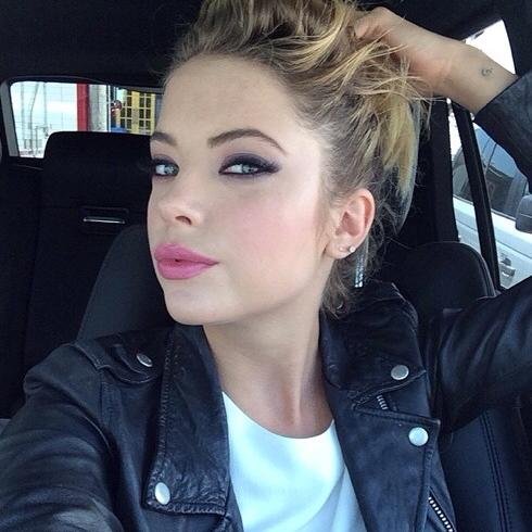 I love so much Ashley Benson. She is so beautiful girl. Please follow me @AshBenzo I love you so much! You're very VERY pretty girl!