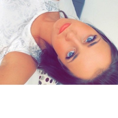 En brunette omringet av blondiner