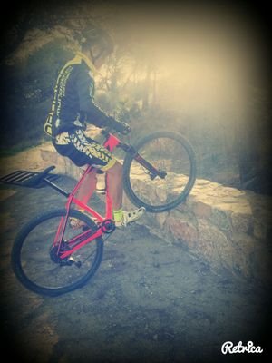 Junior  de 1º . Ciclista de btt en el equipo MUNDOBICI RIDERS . Amante del deporte ! Estar con mis bros lo mejor !
