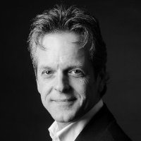 Commercieel, ondernemend, verbindend, sterke verandermentaliteit.
Privé op socials: mening, outspoken, irritant, uitlokkend.