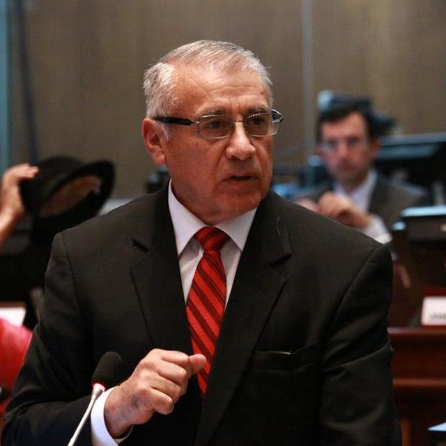 Nacido en Tulcán. General de División en Servicio Pasivo. Diputado, Prefecto y actual Asambleista por la Provincia del Carchi.
