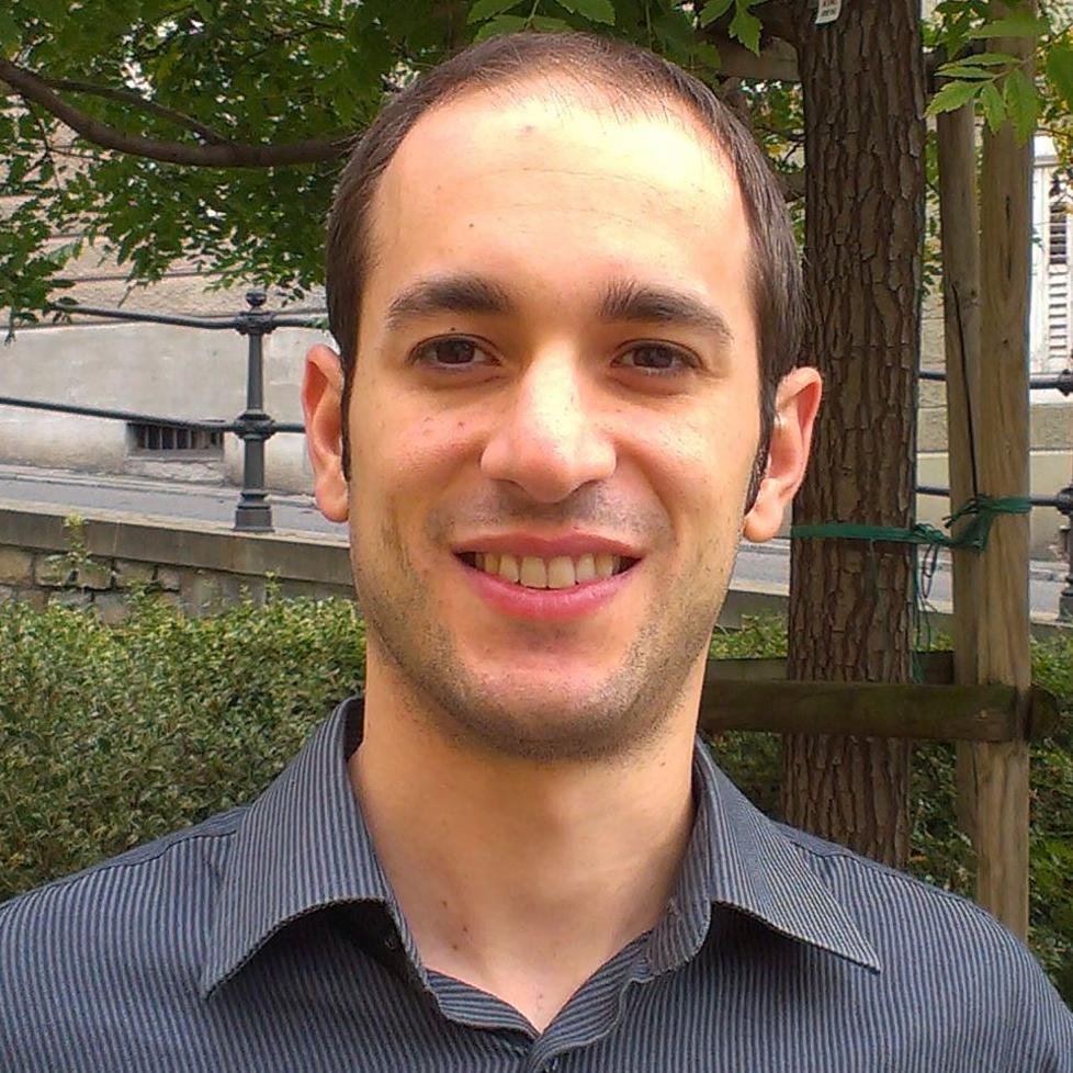 Software developer, passionate about tech, sports and travelling