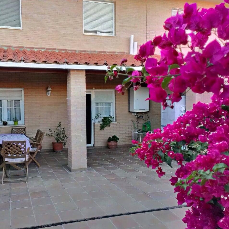 Detrás de una buganvilla se vende una casa de 240 m². con salón, cocina, 4 hab., 4 cuartos de baño, ático, cochera, terraza y patio. traslabuganvilla@gmail.com