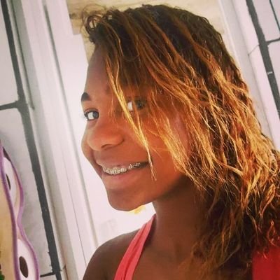 Eu olho as nossas fotos uma delas pelo chão lembra aquele dia segurei a sua mao disse que o amor nao vai passa....pra  só 1segundo vc esteja junto a mim