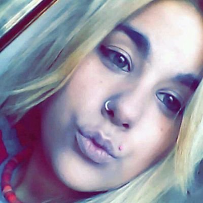 Una chica que lo da todo por lo que quiere, si se caí se levanta. Que lo quiero mas que nunca.