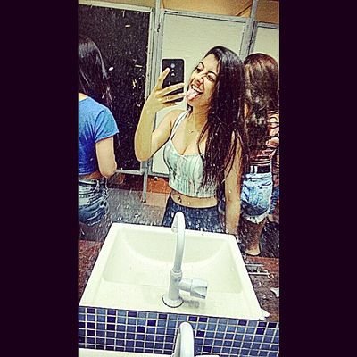 A felicidade se encontra
Nas coisas mais simples da terra,
Às vezes a paz de um sorriso
Pode desarmar uma guerra