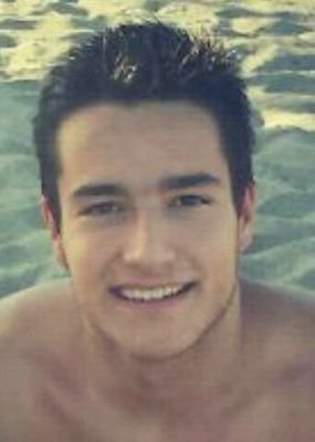 Estudiante de Derecho en la UAM. Deportista y muy madridista. Intento disfrutar de lo que tengo por si algún día me falta.