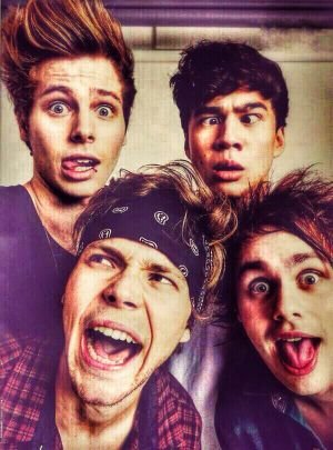 We'll never be as young as we are now 
Ciao noi siamo Sara e Mary due ragazze della 5sos fam. Seguiteci e ricambiamo 0|4