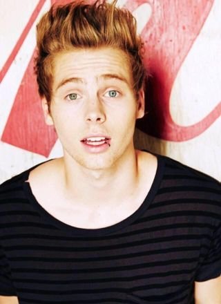 Follow @TroubleEspinosa and turn on her notification and be active, fav, rt, tweet her because she dms active followers to @Luke5SOS