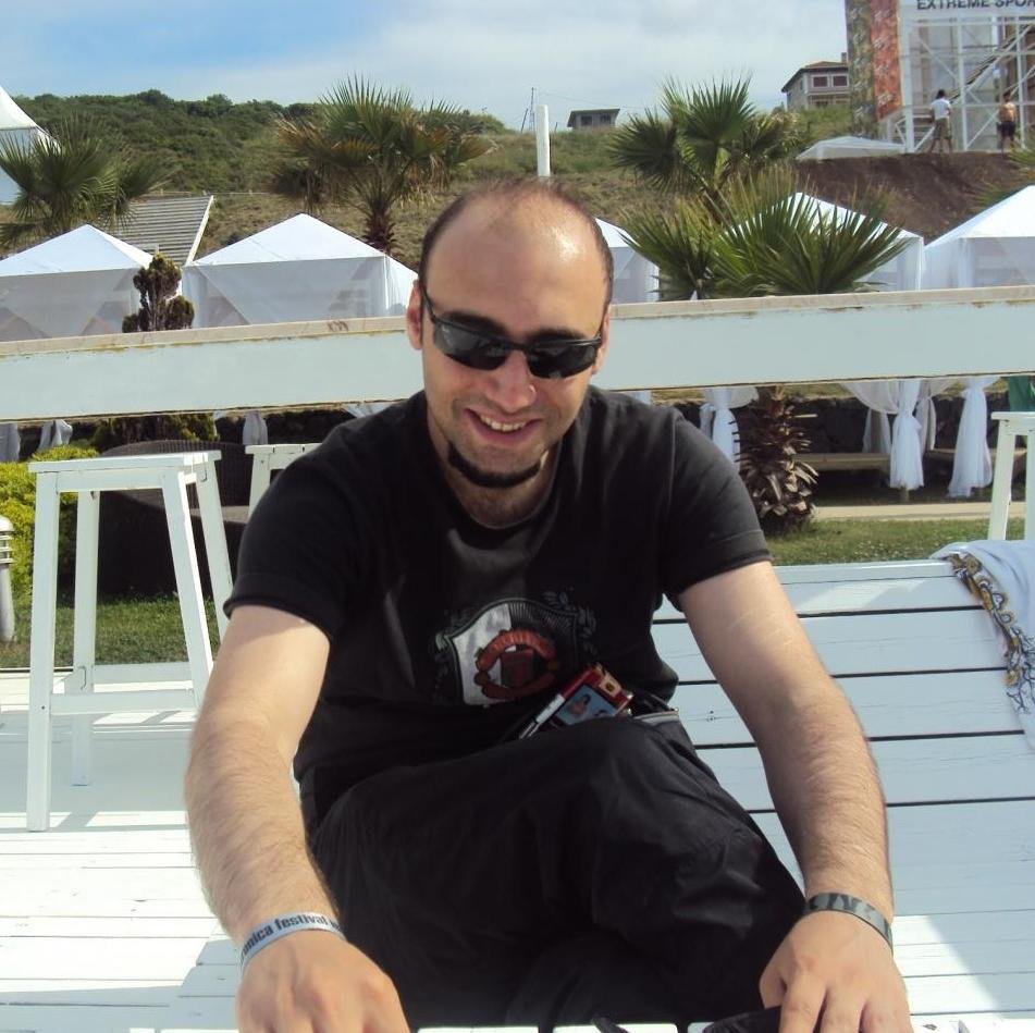 hayalkirici's profile picture. Hepimiz biliyoruz ki; dostlarımız, biz cadde kenarında alevler içinde yanarken, karşıya geçip üstümüze işemeye üşenen insanlardır.