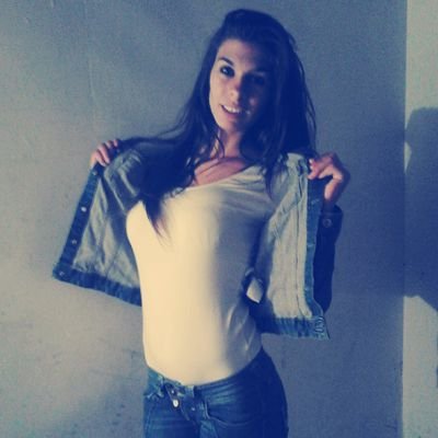 Dando guerra desde el98^^,¿Rara? No, prefiero llamarme 'única'. Ser (im)perfecta es mi especialidad. La vida son dos días y yo me los voy a pasar sonriendo