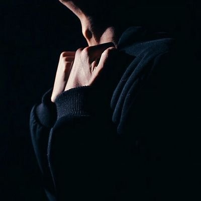 ‏مازال صوت ضحكتك يتردد بداخل أذني وملامح وجهك الطاهر تعانق عيني!