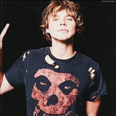 HELP ME MEET 5SOS BY CLICKING THE LINK!!! ( follow from @ashtonirbwin )