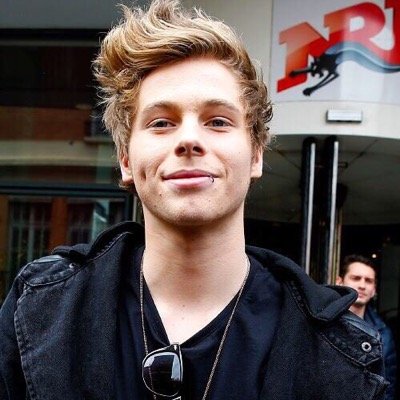 CLICK THE LINK TO HELP ME MEET 5SOS ( follow from @ashtonirbwin )