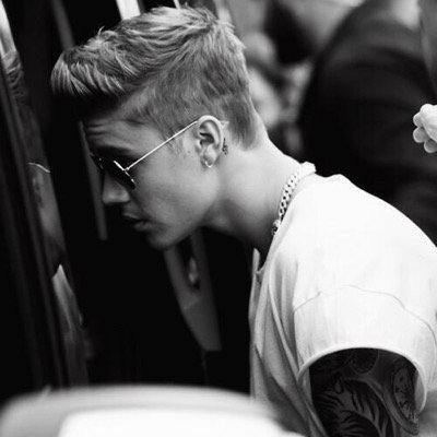 Frío. Drugs. Alone; me, myself and all my millions. Nothing like us. «Selena, mejor amiga»
