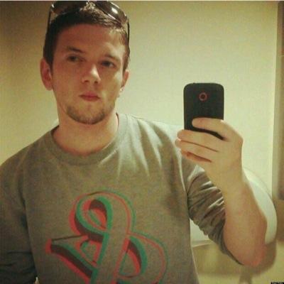 Estudio Física en la UNAM, 22 años, soltero, cine y teatro.
