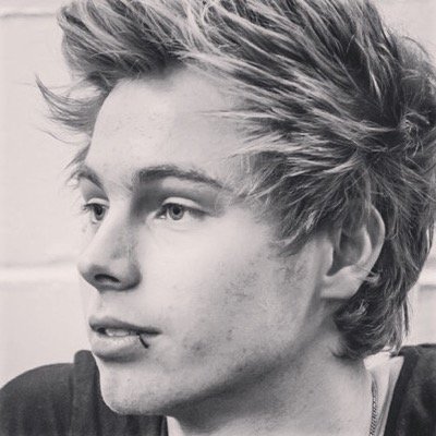 hi im dylan and im new to twitter! im 18 and single.