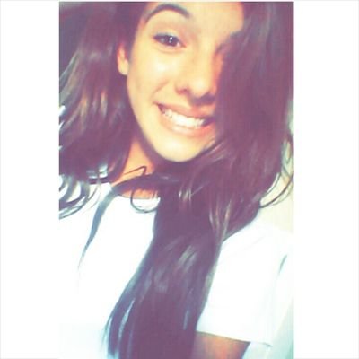 Livia,
Meiga,engraçada,estrovertida,linda,simpatica,as vezes chata! 
Lili Santos 
13 anos 
♚♛