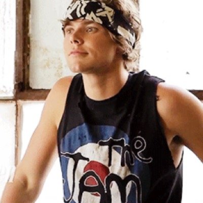 Ashton Fan Girling below✖️