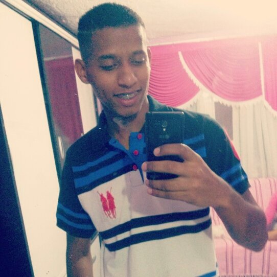 Pensativo,gosto de ver o mundo de varias  maneiras mais não sigo sempre os certo caminhos,mais as escolhas que faço sempre me fez ser Feliz...