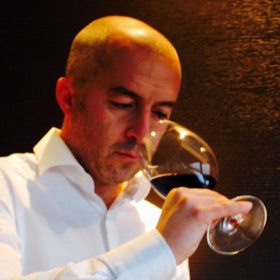 Paolo Tuccitto, 41 anni, laureato in Economia e Commercio, appassionato di sport, sommelier per passione, lavora da oltre 20 anni nel mondo del turismo.