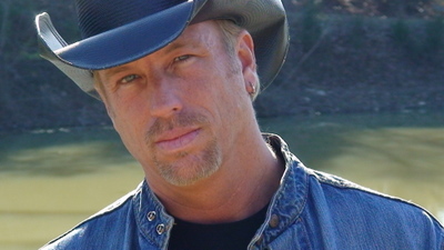 100%American,Texan,Nashvillian,Singer Songwriter , Graphic Artist, Dog Loving, Beach ! Exercise your smile ☺