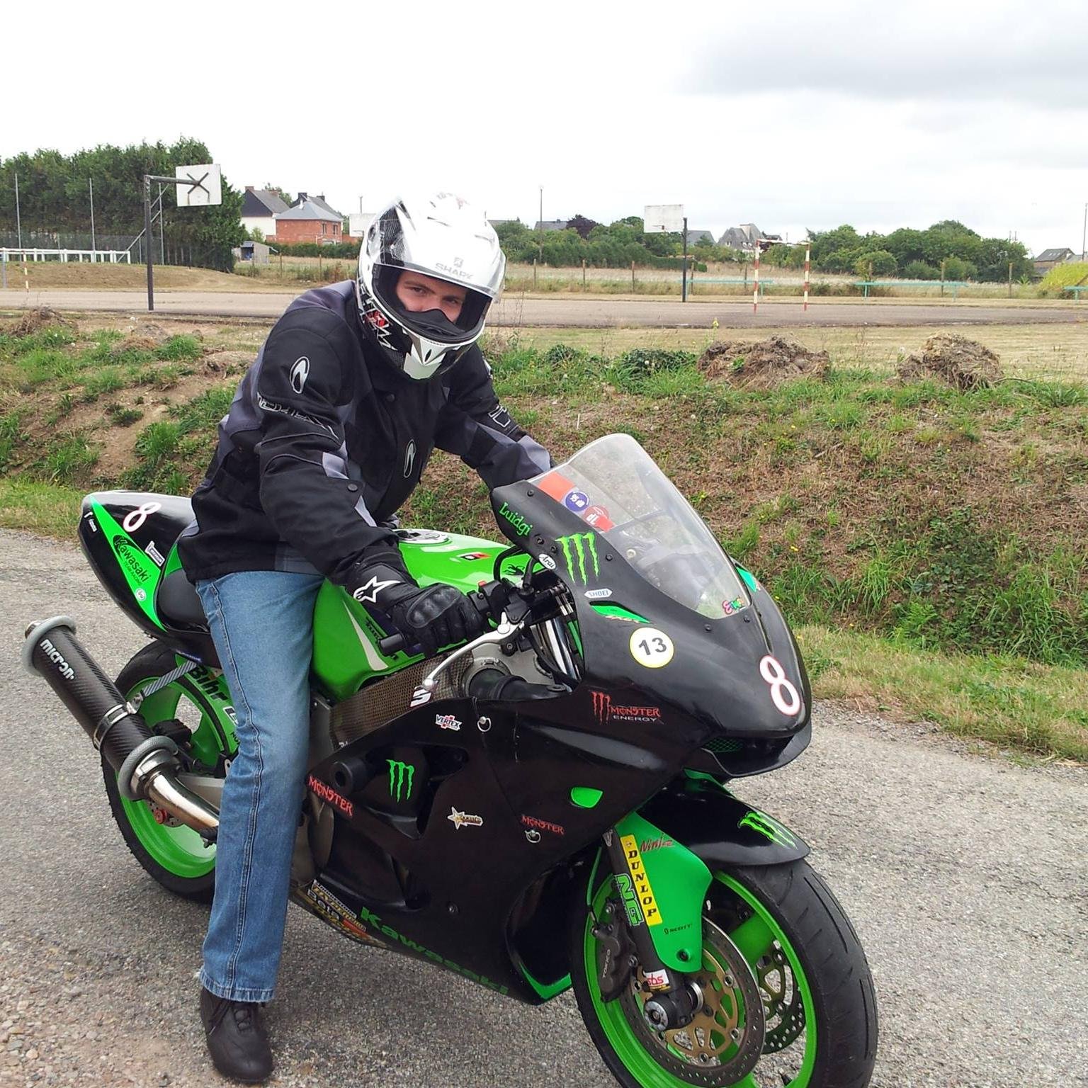 Etudiant en école d'ingénieur à l'ENIB et motard.