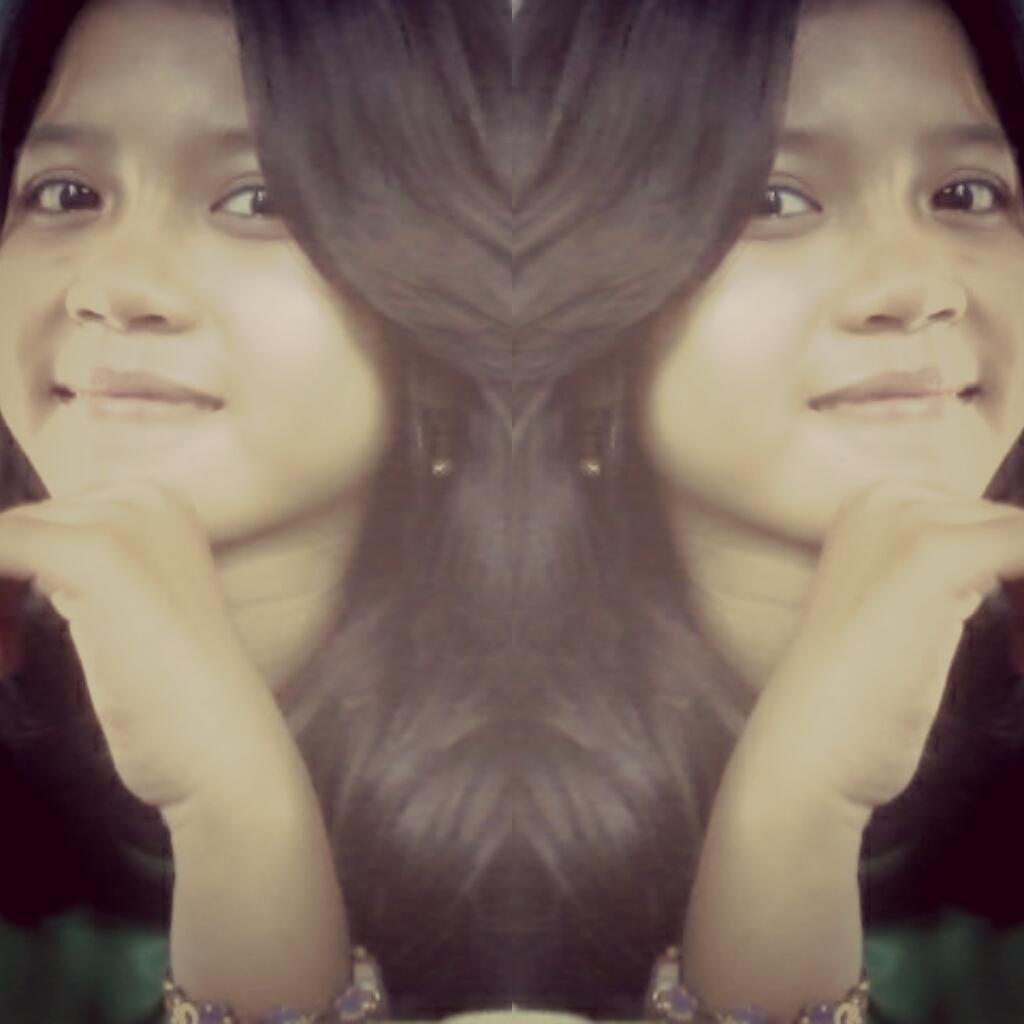 Hanya karena aku tersenyum bukan berarti aku bahagia,,, terkadang aku hanya ingin tak terlihat lemah di hadapan mu . :) :*
