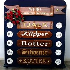 Bij WeBo Naamborden bent u aan het juiste adres voor een uniek en traditioneel houten naambord voor op uw schip, jacht of woning. /  Nameplates / Holzschilder.