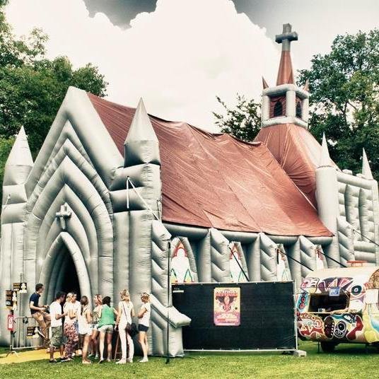 Opblaasbare Kerk / Roze Opblaasbare kerk / Silent disco en meer... steeds meer!