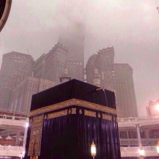 ‏﴿قل هو الله احد الله الصمد لم يلد ولم يولد ولم يكن له كفواً احد﴾.