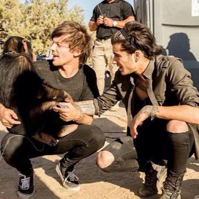 please FOLLOW @youtubebabesxo it's a account from me and my friend about the best youtubers♥️ FOLLOW=FOLLOW BACK it will mean so much if you follow♥️