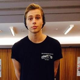 Luke here i'm from a band called 5 seconds of summer. I have awesome friends, Mike, Ash, and Cal. (RP/gay/single) {1/5 of 5SOS} #Lashton