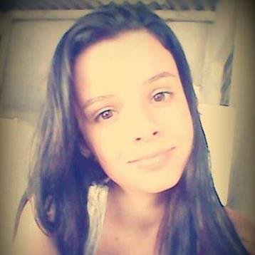 Menina alegre sempre com um sorriso no rosto dando mais atençao para os amigos do que pra si propria    .