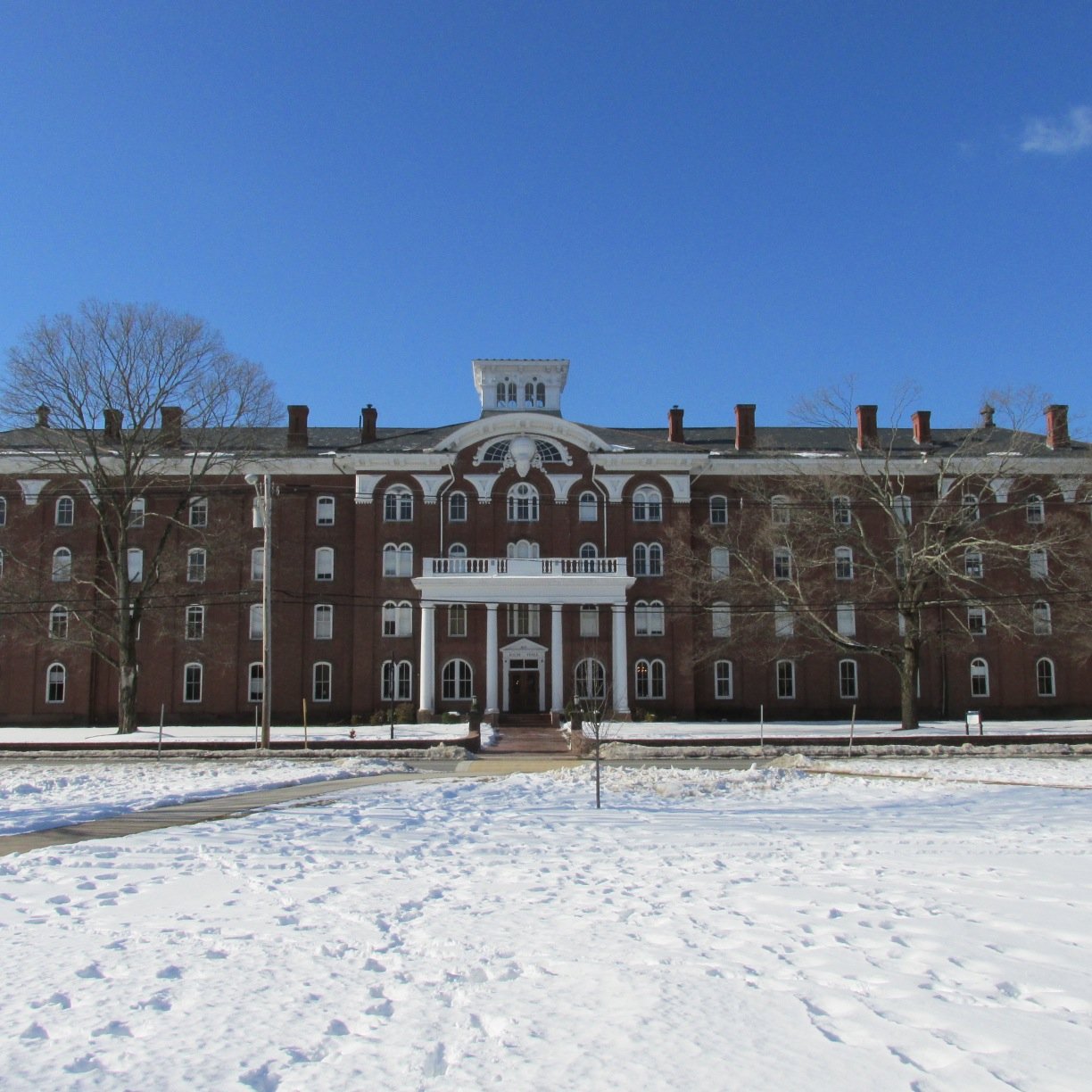 mixed boarding school in upstate New York where glamorous rich kids don't let the rules get in the way of an excellent time